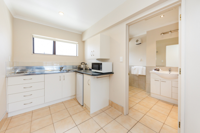 kauri_court_motel13_executive_studio_kitchen_bathroom.jpg