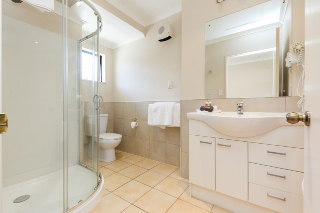 kauri_court_motel12_executive_studio_bathroom.jpg